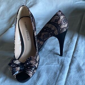 Audrey Brooke Black /Champagne Lace Peep-Toe 4” Heels Size7